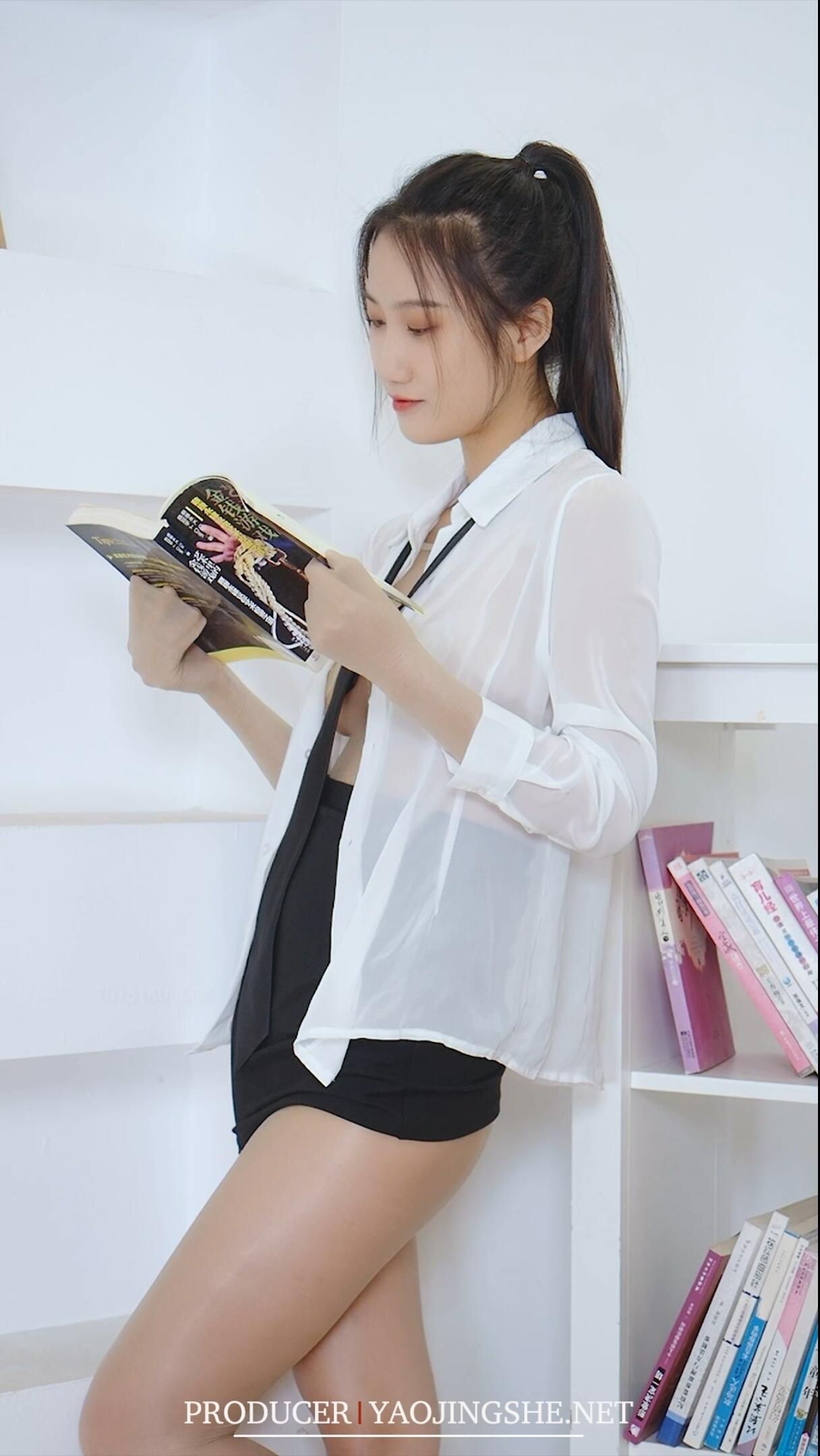 思文 连身女王在公司