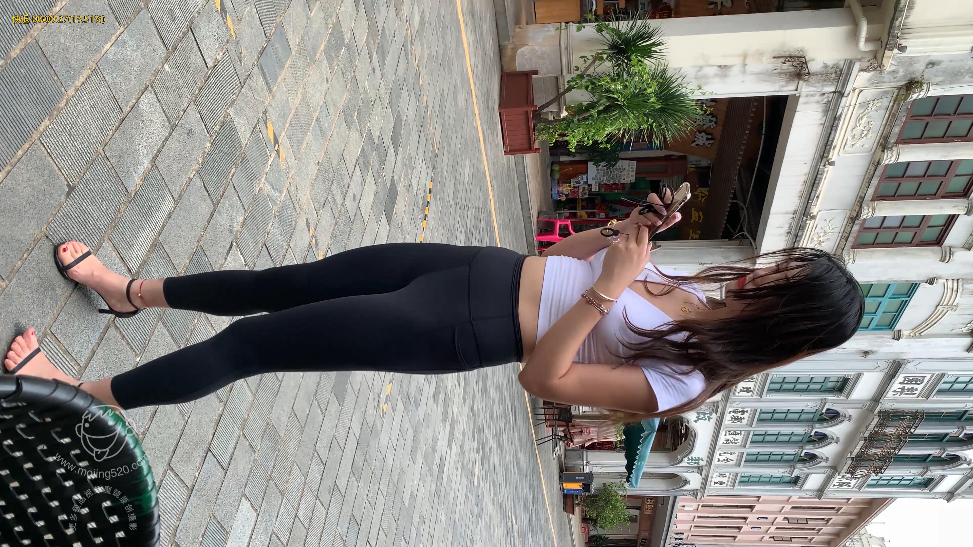 街拍美腿 黑色紧身牛仔高跟 透明紧身裤 红色脚趾甲 4K高清视频