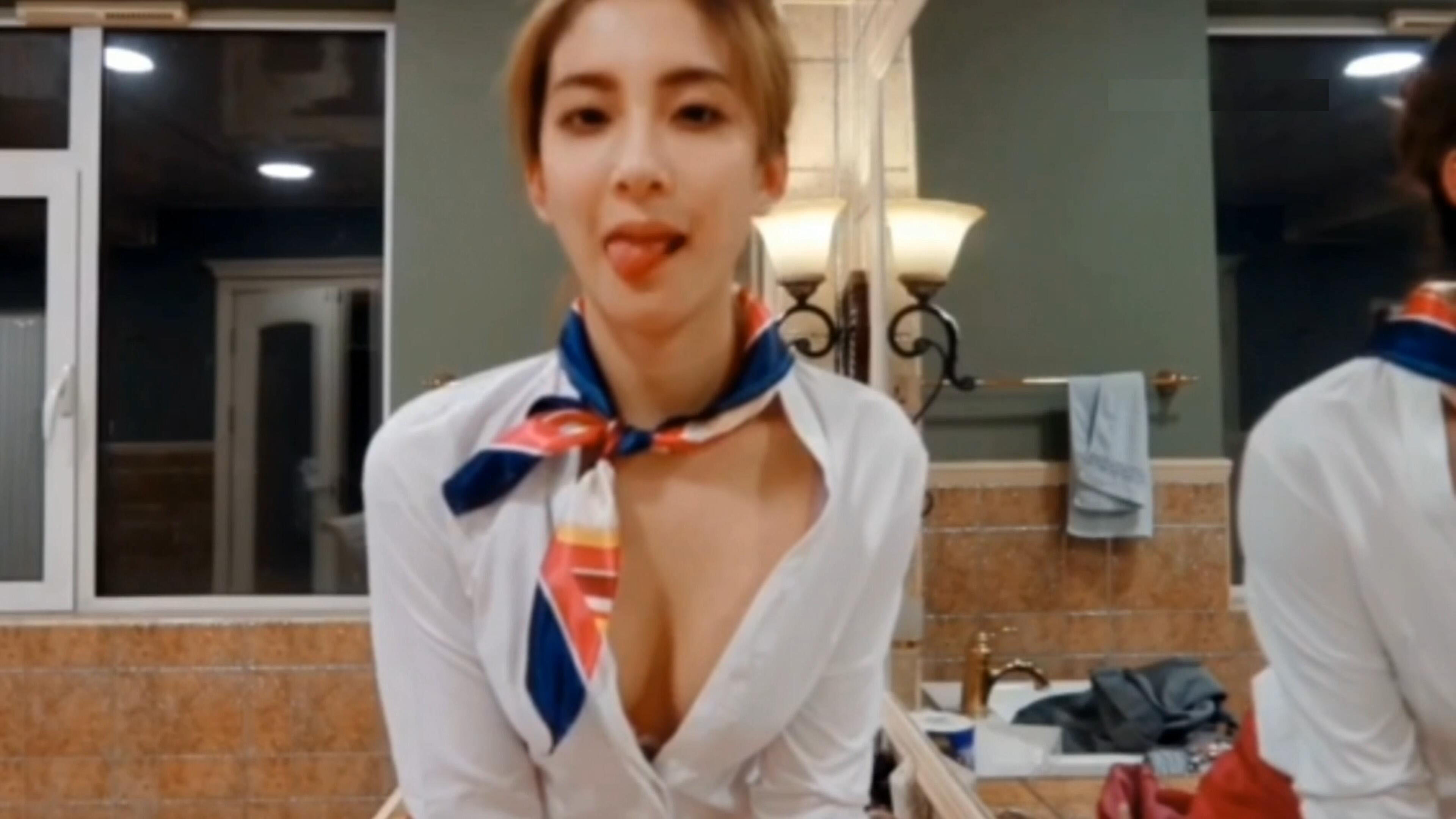 秀人网林文文自拍：卫生间制服风骚挑逗，2V视频资源免费下载