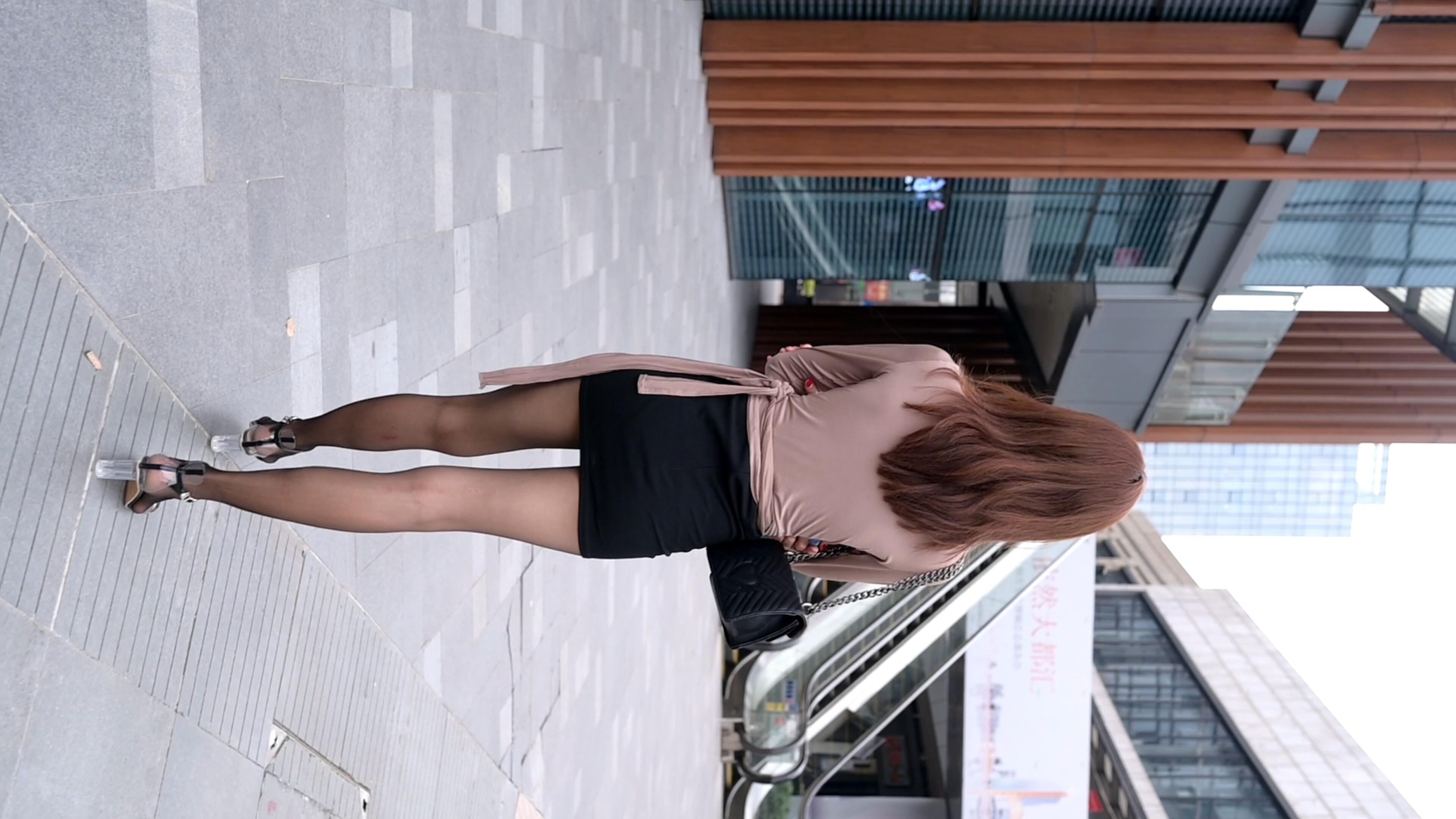 街拍美足 黑丝包臀裙