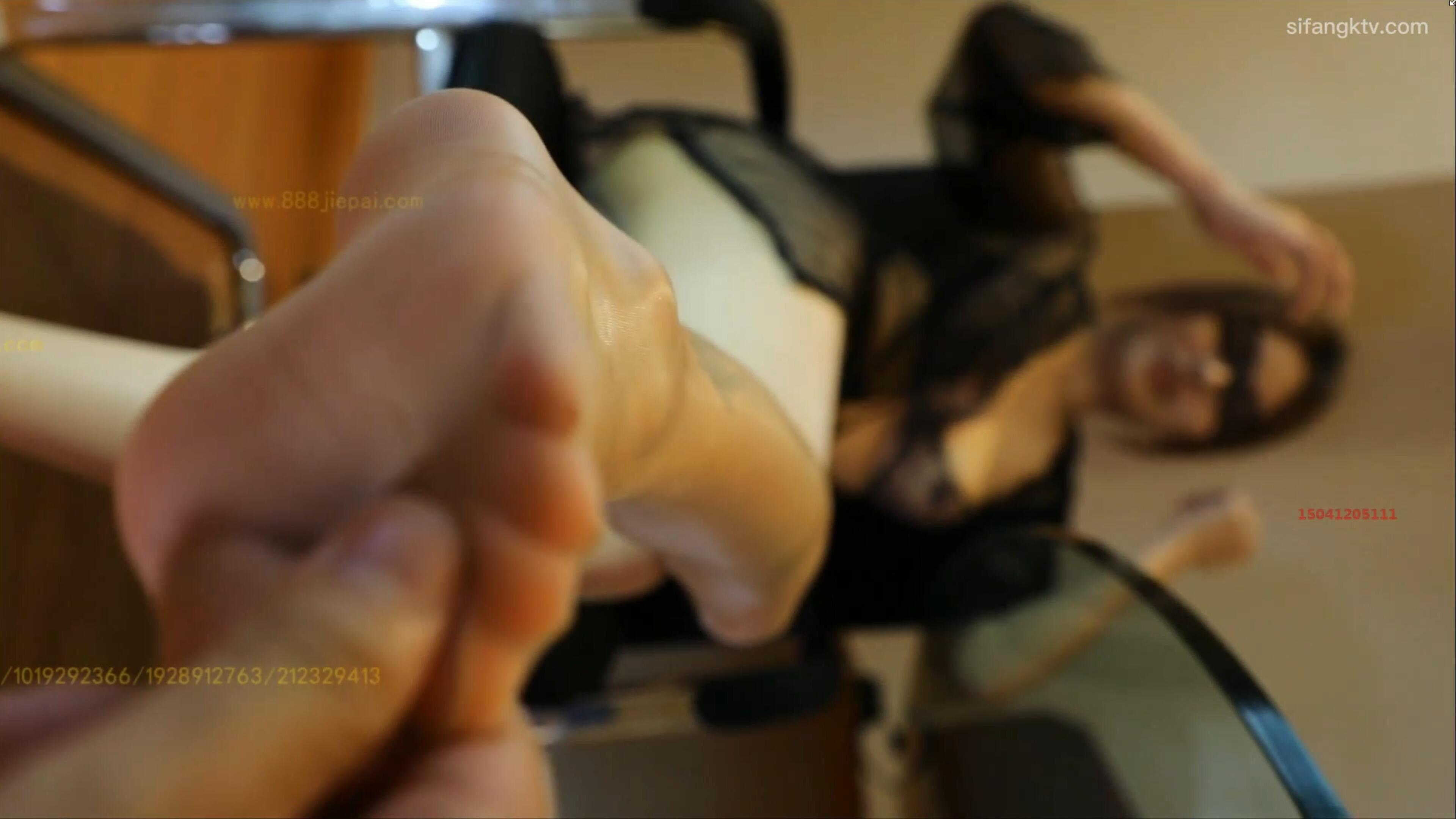 肉丝各种制服走秀 色影师抬起美足闻后又练一指禅 呻吟迷人