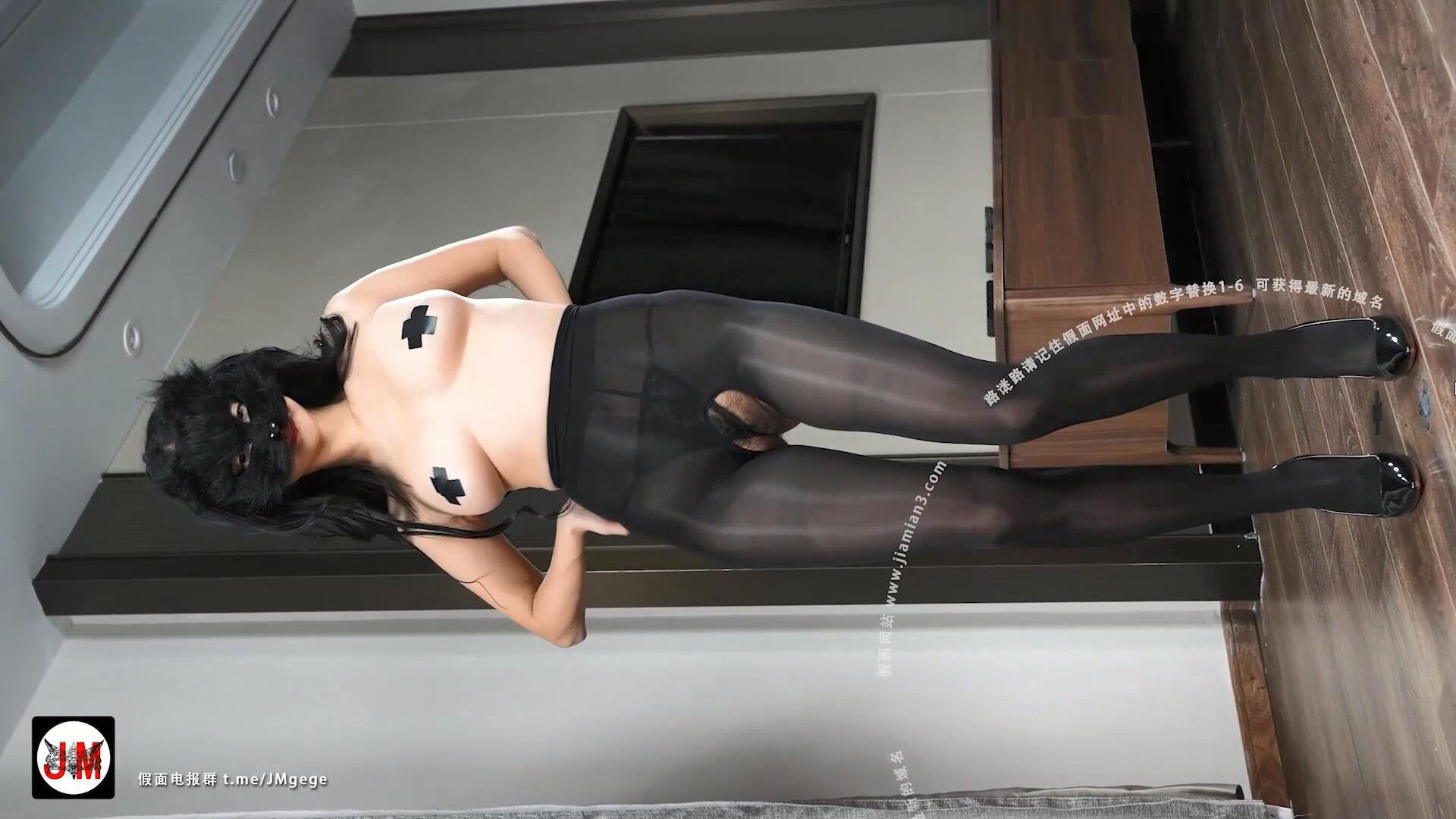 小内内勒紧BB骚毛扭臀热舞