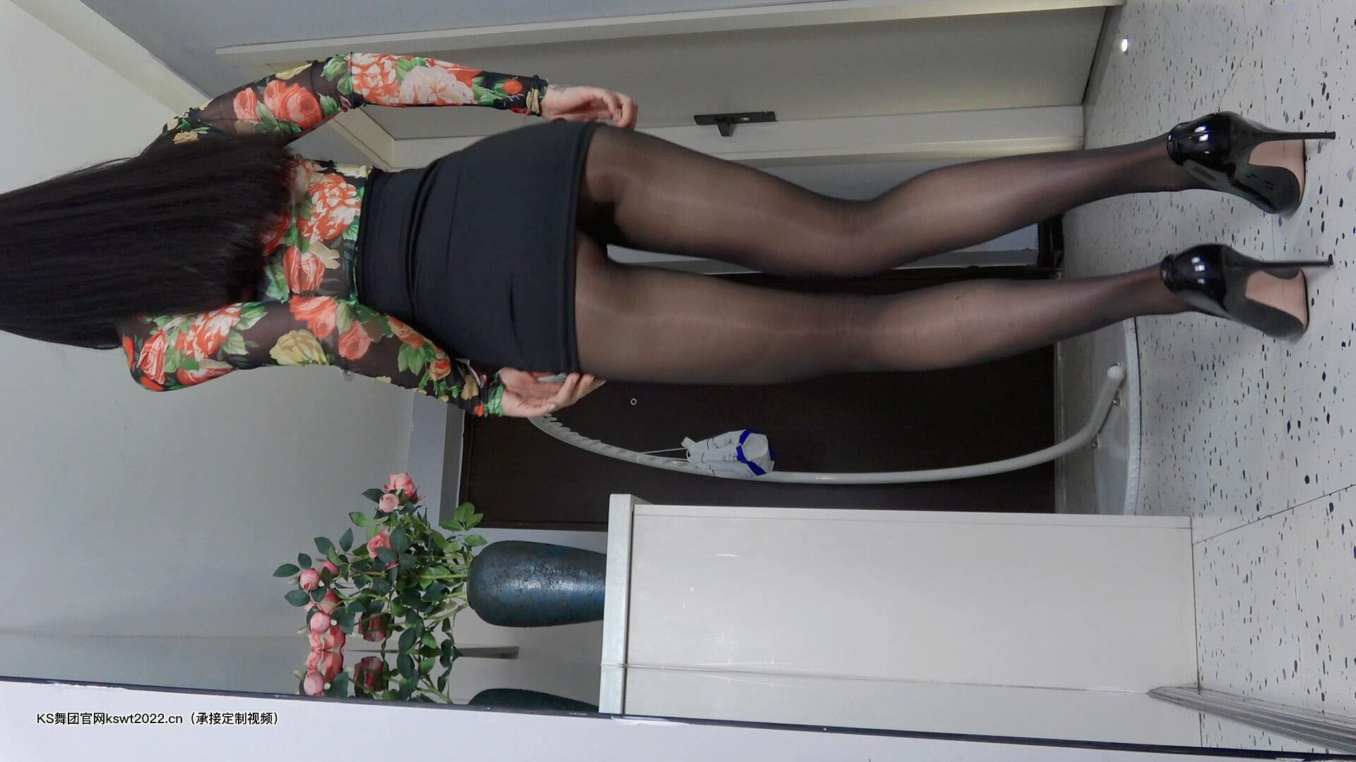 透明白丝美脚 黑丝高跟 黑色包臀裙扭臀热舞