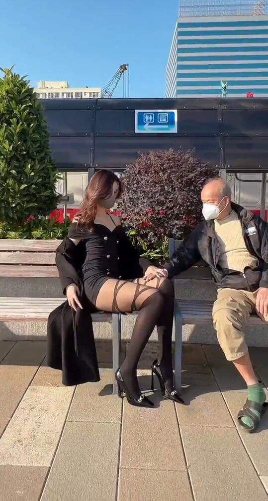 网红劲爆女神 就是阿朱啊 勾引路边大爷 摄影诱惑