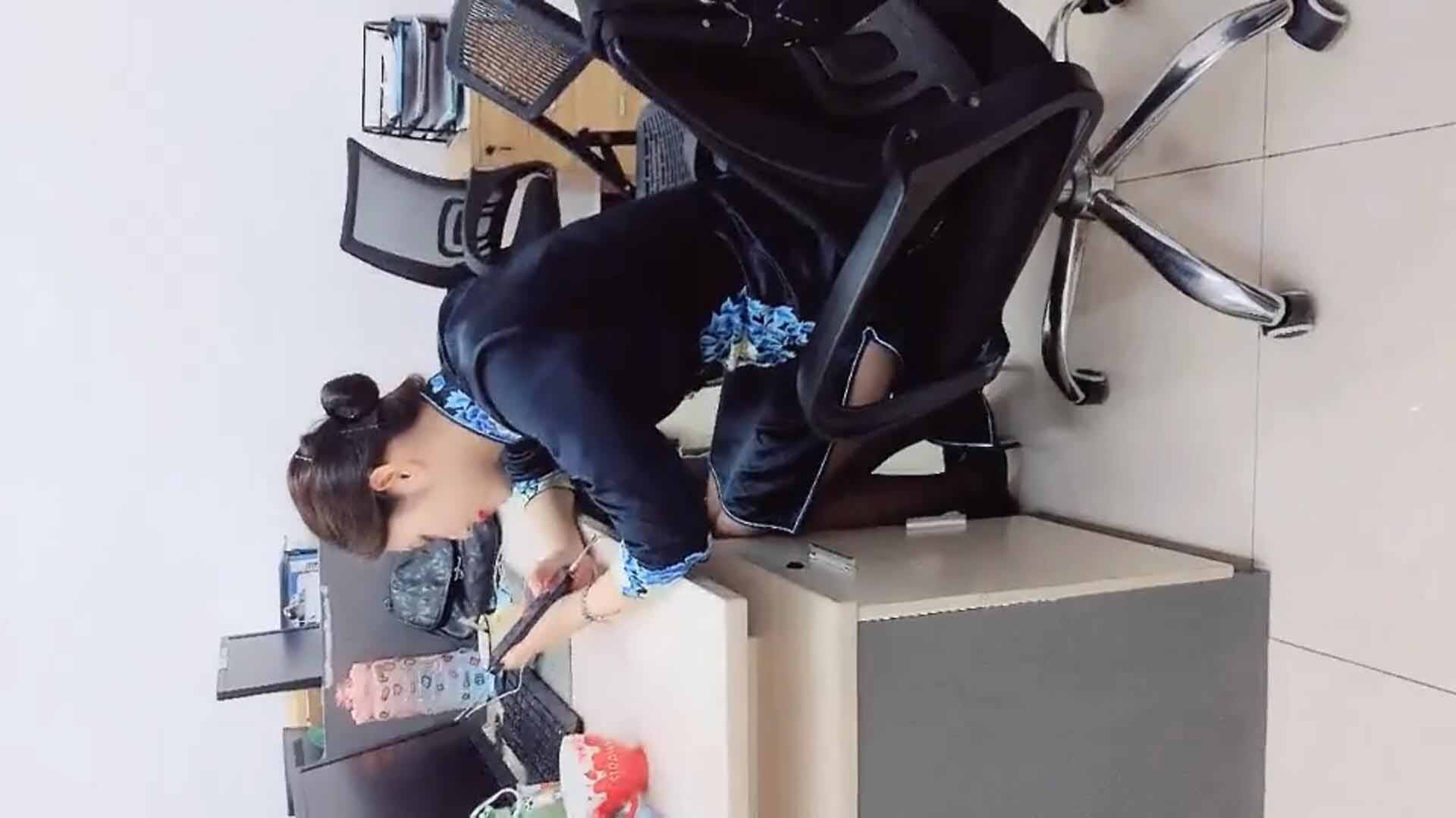 经理潜规则售楼小姐过程 上班卫生间直接开干