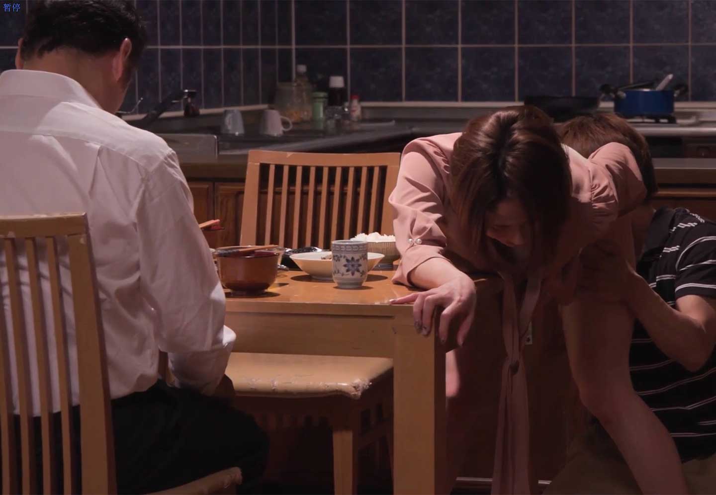 在丈夫面前被多次侵犯后 依然相爱