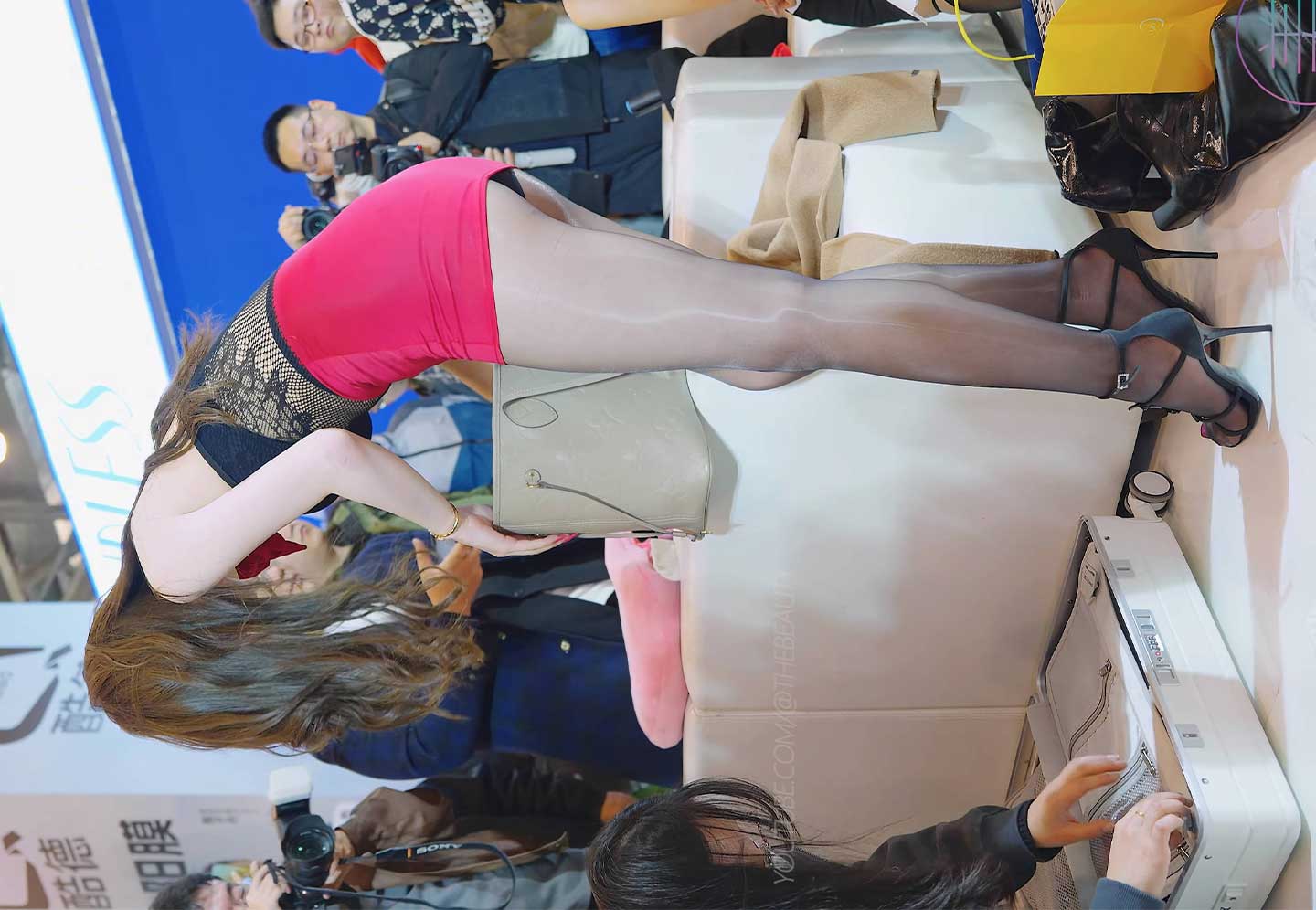 抖音网红极品车模[小乌苏]马油滑丝红色包臀裙