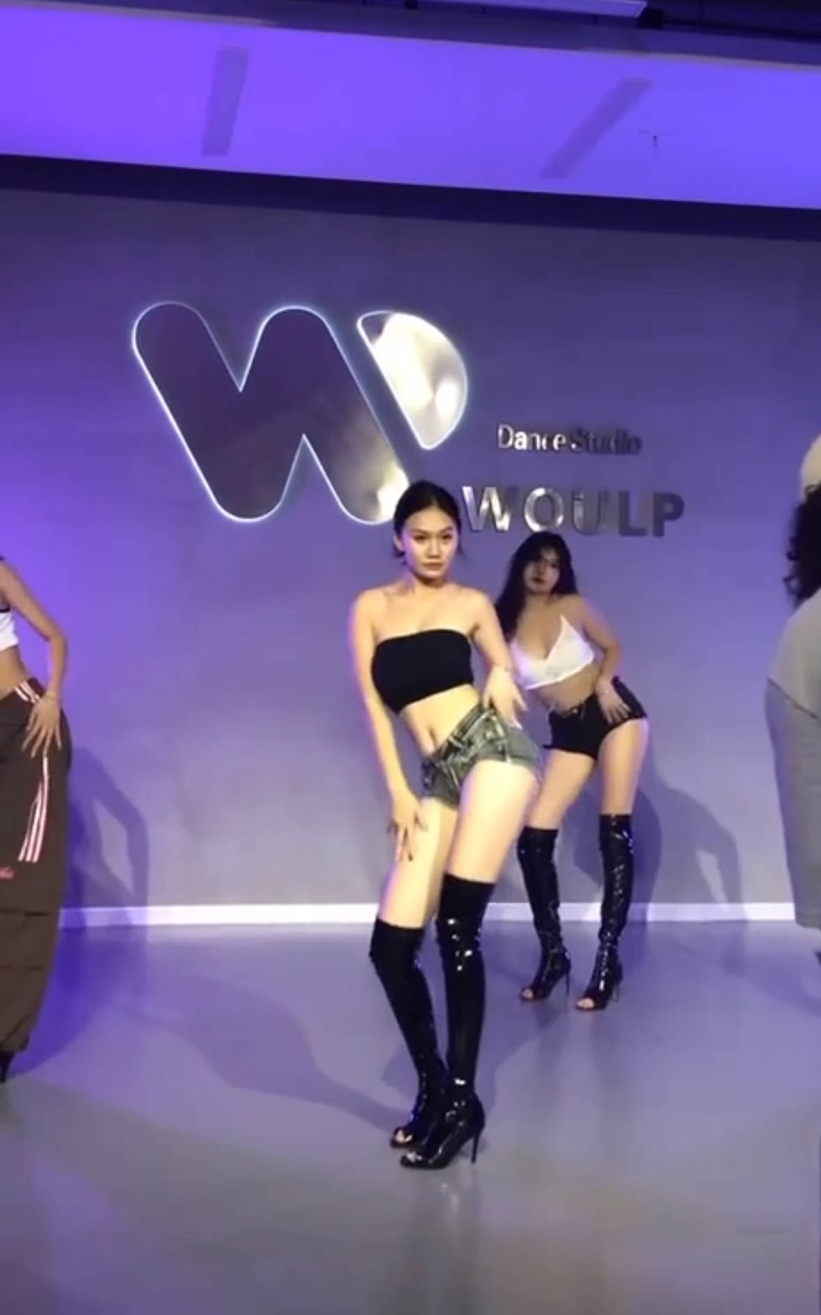 抖音网红气质御姐致命电臀抖动热舞,私处全裸骚舞2